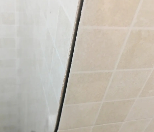 广丰瓷砖空鼓维修公司分享阳台瓷砖脱落的修复过程可以分为以下几个步骤