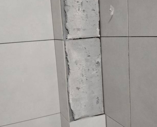 广丰瓷砖空鼓维修公司分享下瓷砖施工前基层浇水润湿程度不足，可能导致以下问题