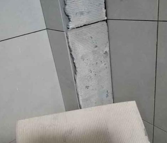 广丰瓷砖空鼓维修公司分享下厨房瓷砖脱落的补救措施。